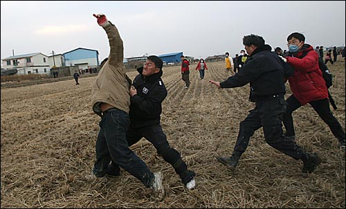 연행작전에 돌입한 경찰이 곳곳에서 활동가들을 연행하고 있다. 